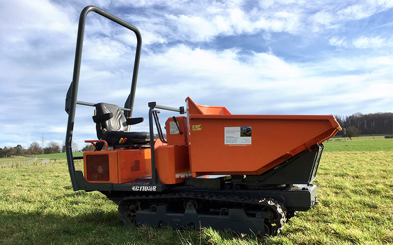 Ein Kubota Kettendumper steht auf einer Wiese - Kettendumper Dumper mieten