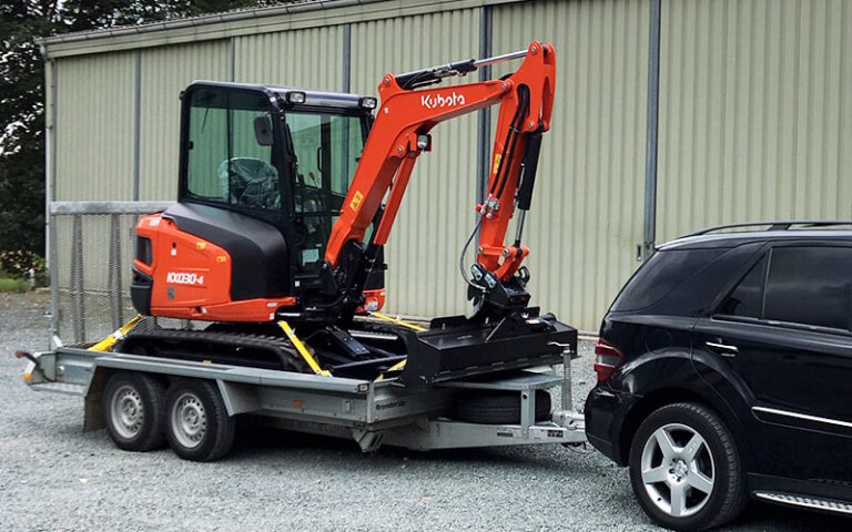 Ein Kubota Minibagger auf dem Anhänger